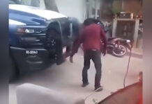 Sindicatura de Tijuana investiga posible violación a derechos humanos tras suspender a policías por esposar a ciudadano a una patrulla.