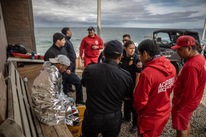 Hombre atendido por piquete de mantarraya en Playas de Tijuana