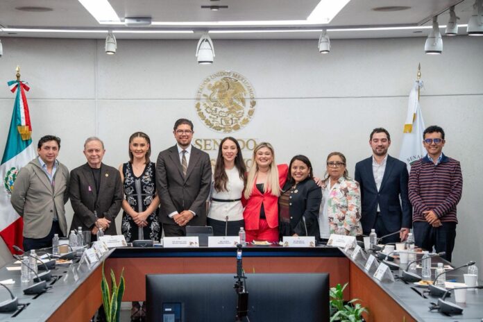 Julieta Ramírez y legisladores de Baja California .