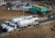 Pipa de Pemex estuvo a punto de volcar en Rosarito.