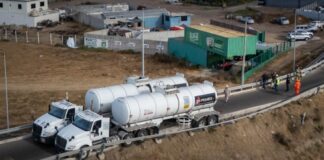 Pipa de Pemex estuvo a punto de volcar en Rosarito.