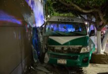 Taxi de ruta impactó contra barda de preparatoria en Tijuana.