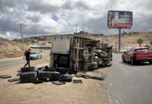 Camión repartidor de pollo volcó en carretera Tijuana-Tecate.
