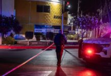 Hallan cuerpo sin vida con mensaje amenazante frente a Dirección de Policía Municipal en Tijuana.