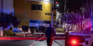 Hallan cuerpo sin vida con mensaje amenazante frente a Dirección de Policía Municipal en Tijuana.