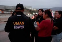 Autoridades llevaron apoyo a afectados de fuerte incendio en Tijuana.