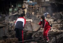 Más de 40 familias de Tijuana buscan reconstruir sus vidas entre las cenizas.