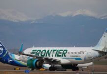 Avión de Frontier impactó a un hombre en aeropuerto de Denver.