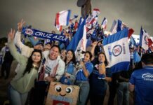 Aficionados del Cruz Azul celebran campeonato en glorieta de Tijuana.