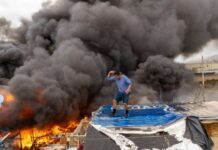 Incendio consumió decenas de viviendas en la Vía Rápida Alamar de Tijuana.
