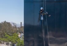 Falla en arnés de seguridad deja suspendido a limpiavidrios en edificio de Tijuana.