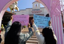 Exigen con protesta en iglesia de Tijuana destituir a sacerdote.