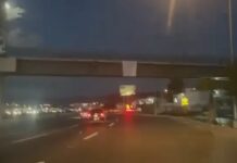 Aparece lona con amenazas contra Eduin Caz y agentes de la FESC en Tijuana.