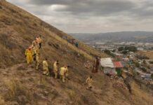 Rescatan a tres personas lesionadas en el Cerro Colorado durante celebración religiosa.