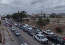 Filas kilométricas saturan garitas internacionales en Tijuana.