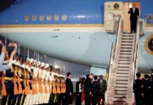 Donald Trump aterrizó en Pekín para cumbre estratégica con Xi Jinping.