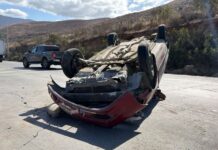 Automóvil volcó tras fuerte choque vehicular en el bulevar 2000.