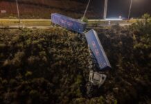 Tractocamión sufre aparatosa volcadura en vialidad de Tijuana.