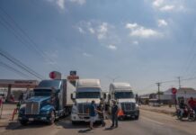Maestros de la CNTE y residentes del Maclovio Rojas paralizaron la carretera libre Tijuana-Tecate.
