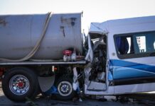 Camión de transporte se impactó contra una pipa en Tijuana.