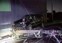 Aparatoso choque vehicular derriba poste de luz en Tijuana.