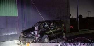 Aparatoso choque vehicular derriba poste de luz en Tijuana.