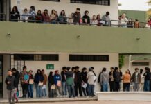 Miles de jóvenes buscan un espacio en la UABC.