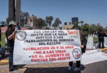 Docentes marchan en Tijuana por reformas a pensiones del ISSSTE.