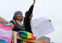 Comunidad LGBT llenó de color y exigencia las calles de Rosarito.