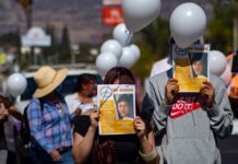 Marcharon en silencio en Tecate, exigieron justicia por menores de edad.