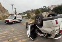 Volcadura en el bulevar Fundadores dejó solo daños materiales.
