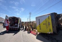 Autobús de pasajeros se volcó en carretera Tijuana-Tecate.