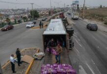 Tráiler cargado con alimento para mascota volcó en Tijuana.