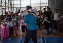 Luchadores y voluntarios llevan alegría a 200 niños de albergue en Tijuana.