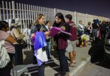 Largas filas marcan el arranque del registro de la Tarjeta Violeta en Tijuana.