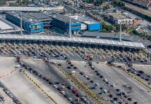 Filas de hasta cinco horas en la frontera frenan llegada de turistas a Tijuana.