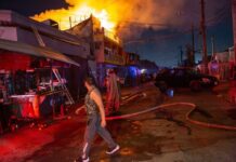 Explosión e incendio dejó tres departamentos destruidos y dos hombres con quemaduras graves en Tijuana.