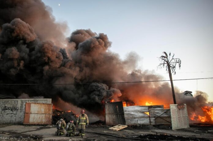 Incendio recicladora de plástico .