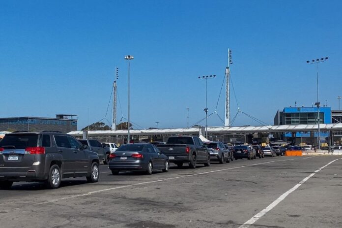 Largas filas cruce garita San Ysidro .