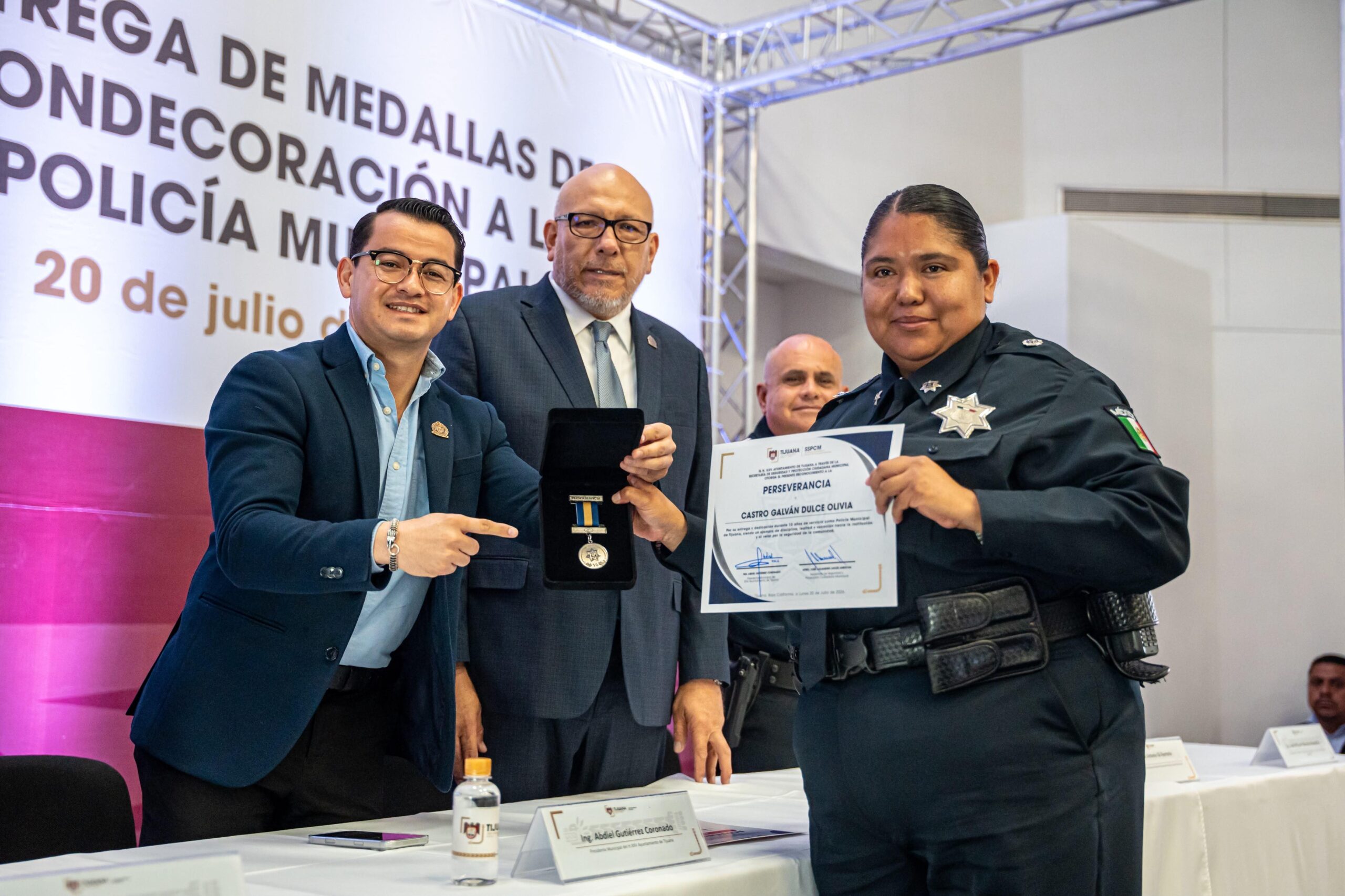 Reconocen a policías de Tijuana por años de servicio, mérito y actos de valor.