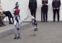 Presentan robots policías como asistentes de seguridad en el Estado de México.