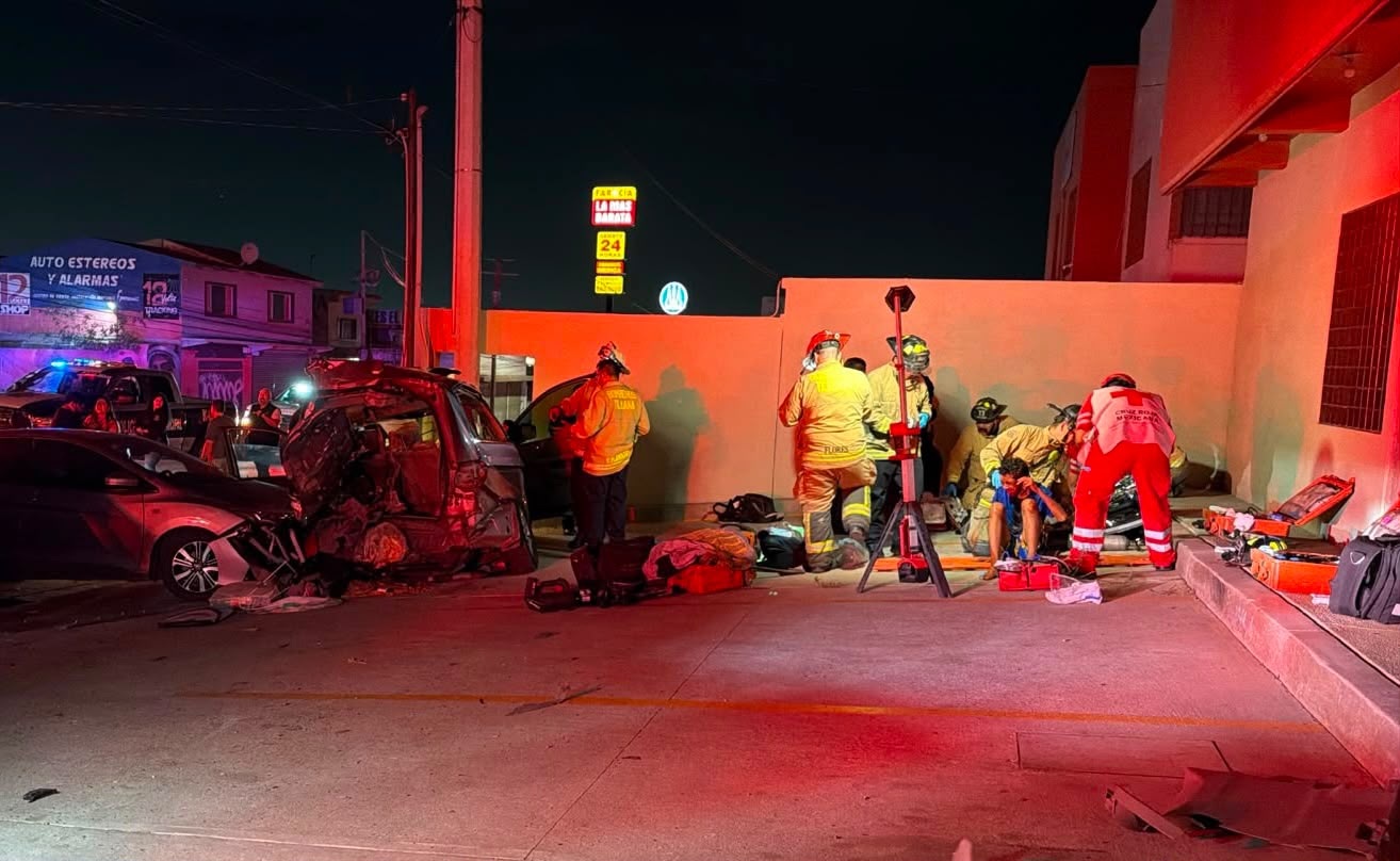 Aparatoso accidente en Tijuana dejó una persona sin vida y varios lesionados.