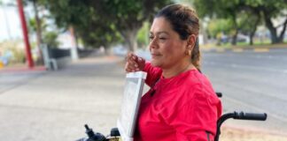 Lupita busca reunir 400 mil pesos para una prótesis. Se pone frente a Plaza Río.