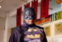 El “Batman mexicano” llegó a Mexicali en su caminata por todo el país.