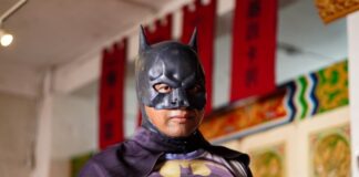 El “Batman mexicano” llegó a Mexicali en su caminata por todo el país.