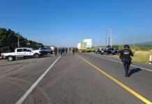 Bloqueos carreteros sacuden a varios municipios de Michoacán.