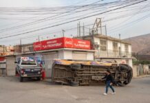 Choque entre patrulla y transporte público deja un policía lesionado en Tijuana.