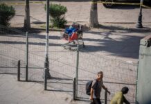 Hallan cuerpo de hombre sin vida dentro de carrito de supermercado en Zona Centro de Tijuana.