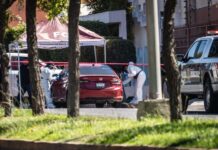 Localizan tres cuerpos sin vida dentro de vehículos abandonados en Tijuana.