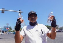 Enfermeros Tácticos venden agua para financiar su labor en Tijuana.